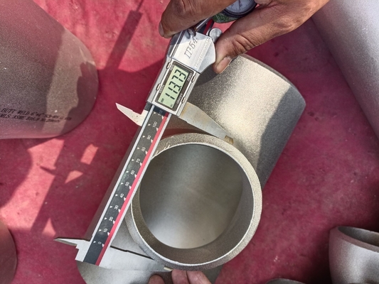 De Montage Naadloos Gelijk T-stuk A516 Gr.70 ASME B16.9 van de Koolstofstaalpijp